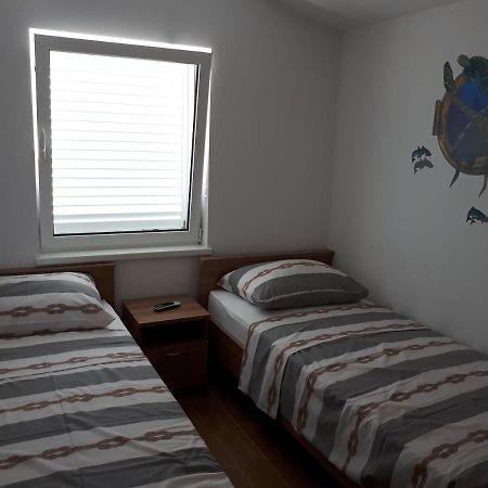 Apartmani Andrea Karlobag Eksteriør bilde