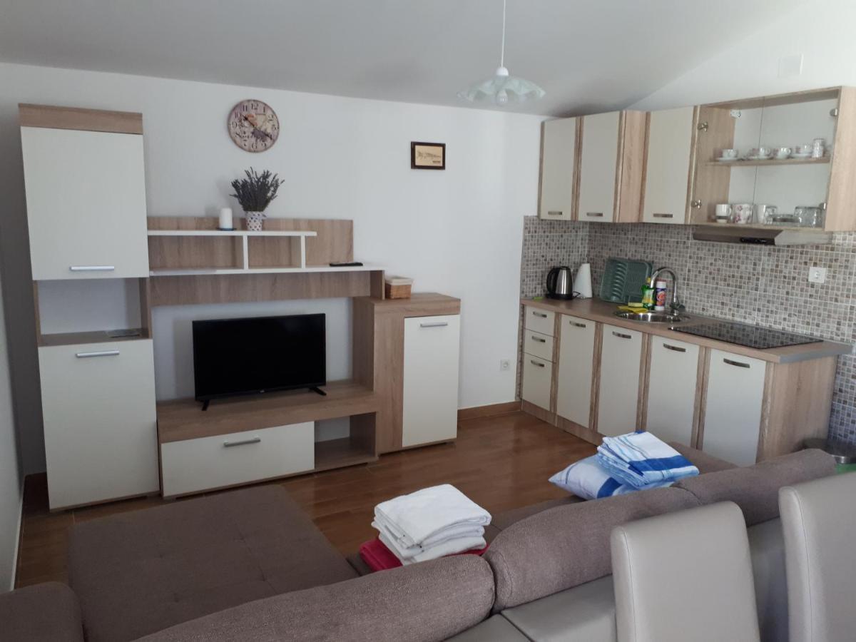 Apartmani Andrea Karlobag Eksteriør bilde