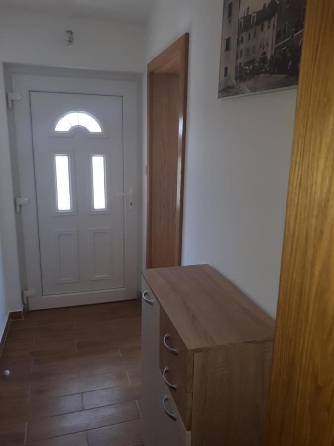 Apartmani Andrea Karlobag Eksteriør bilde