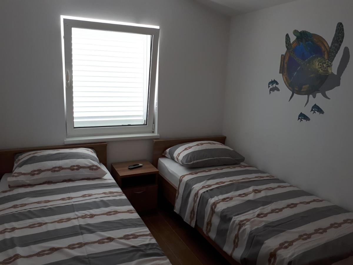 Apartmani Andrea Karlobag Eksteriør bilde