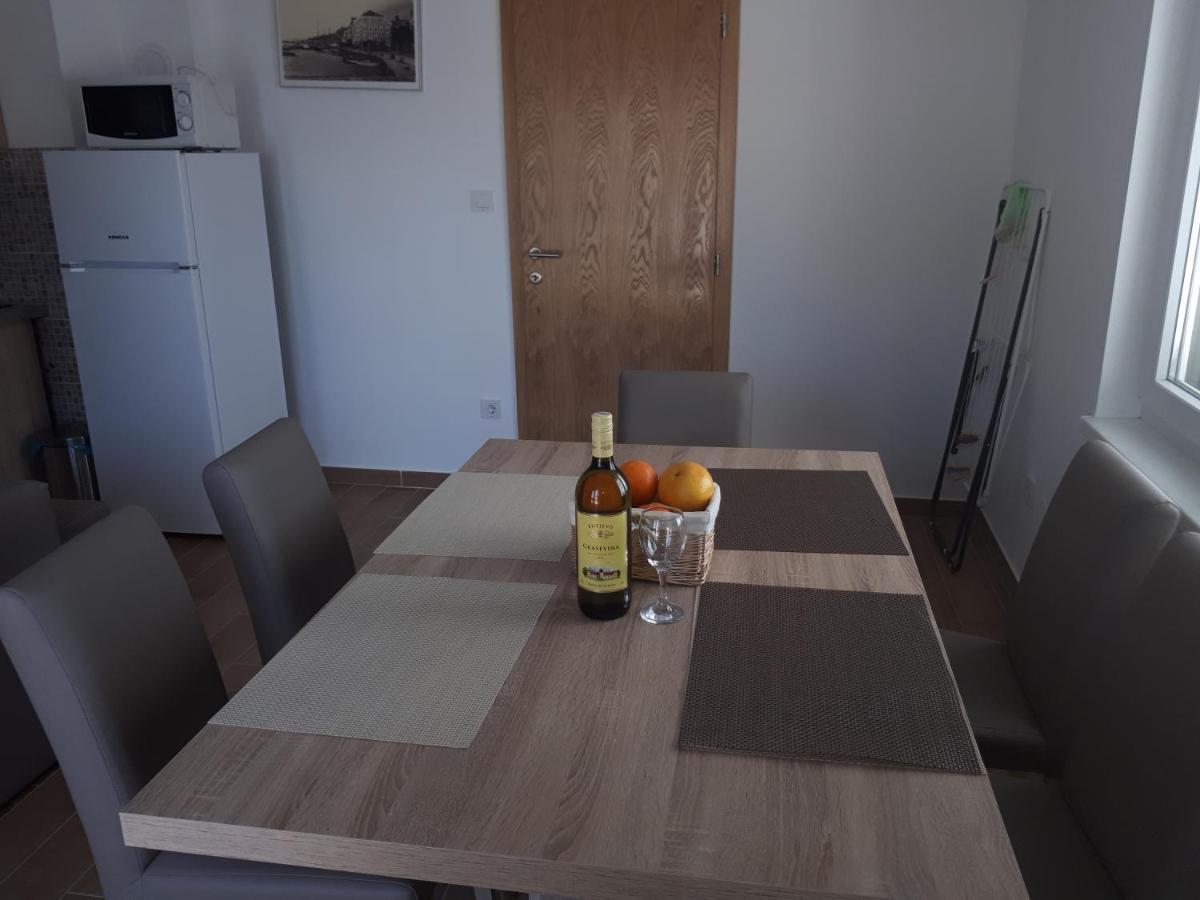 Apartmani Andrea Karlobag Eksteriør bilde