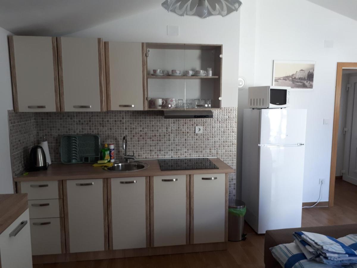 Apartmani Andrea Karlobag Eksteriør bilde