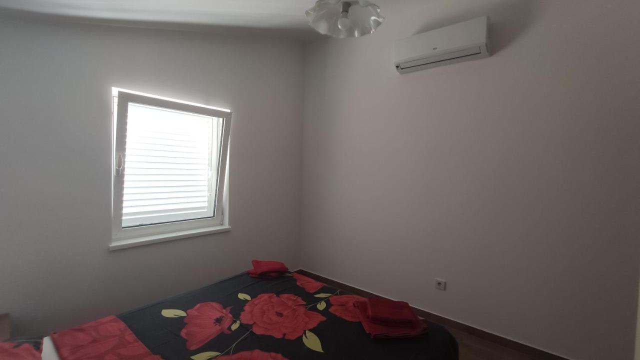 Apartmani Andrea Karlobag Eksteriør bilde