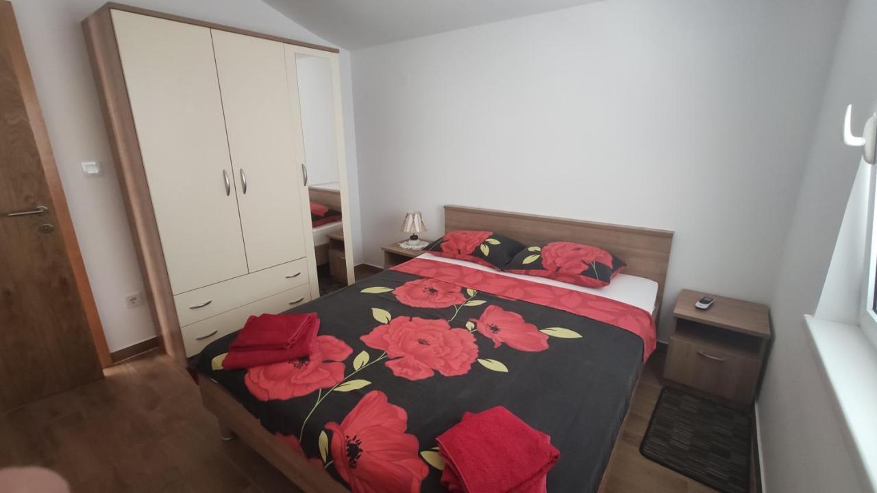 Apartmani Andrea Karlobag Eksteriør bilde