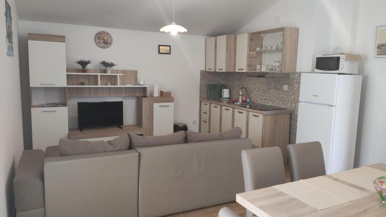Apartmani Andrea Karlobag Eksteriør bilde