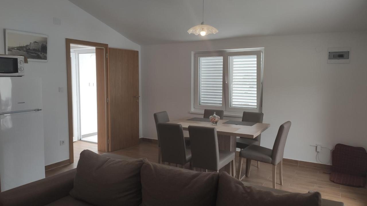 Apartmani Andrea Karlobag Eksteriør bilde
