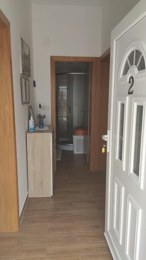Apartmani Andrea Karlobag Eksteriør bilde