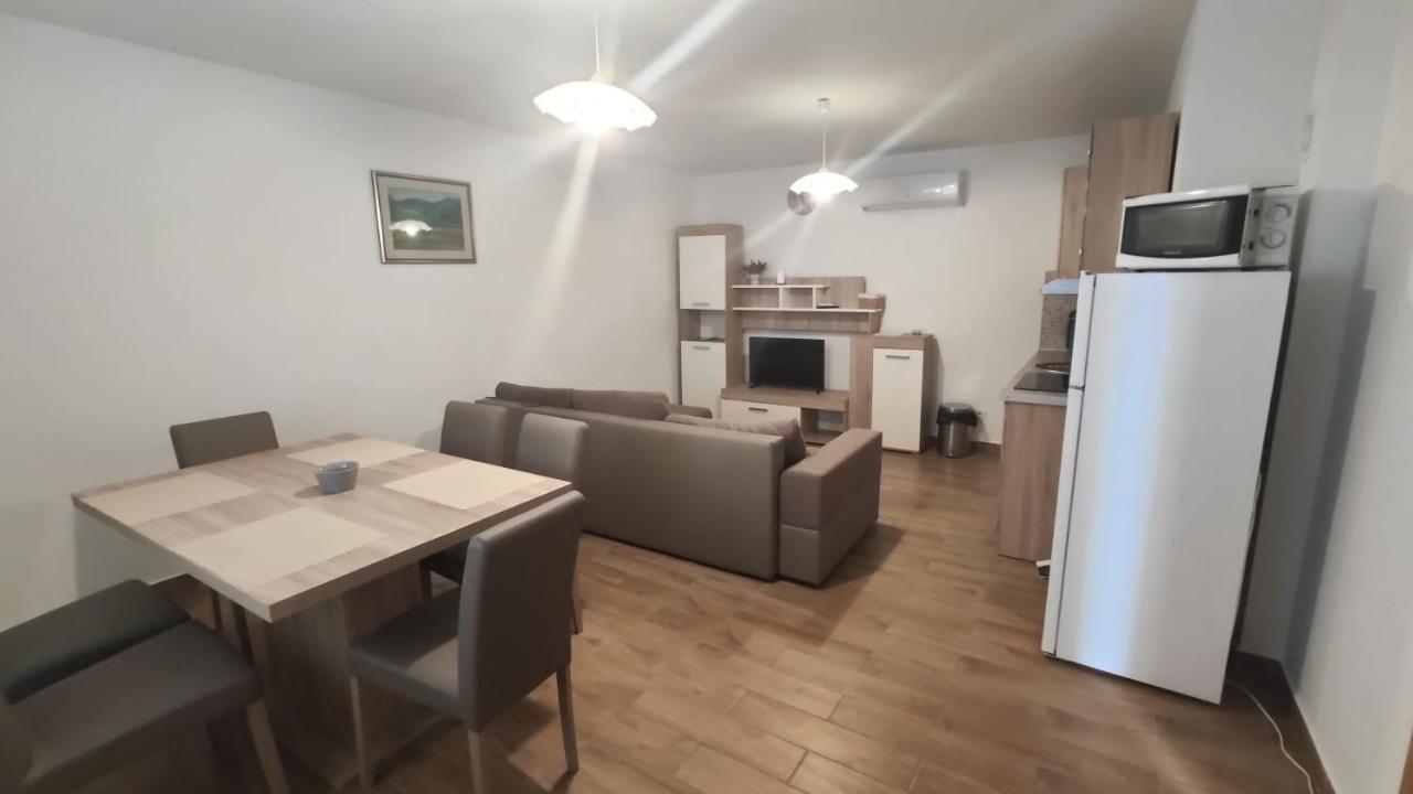 Apartmani Andrea Karlobag Eksteriør bilde
