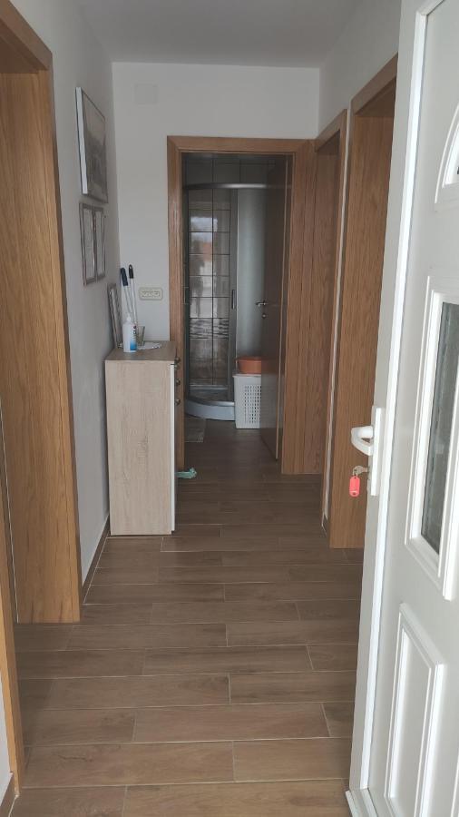 Apartmani Andrea Karlobag Eksteriør bilde