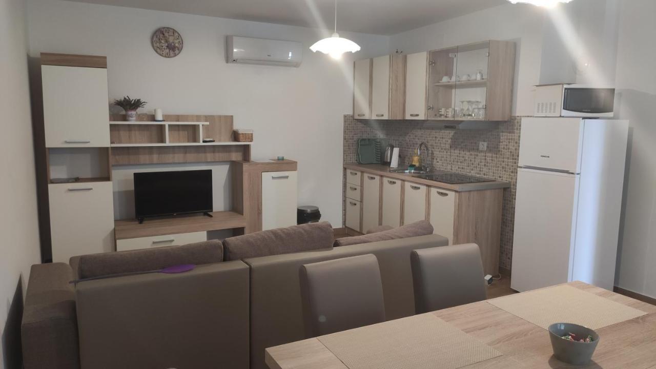 Apartmani Andrea Karlobag Eksteriør bilde